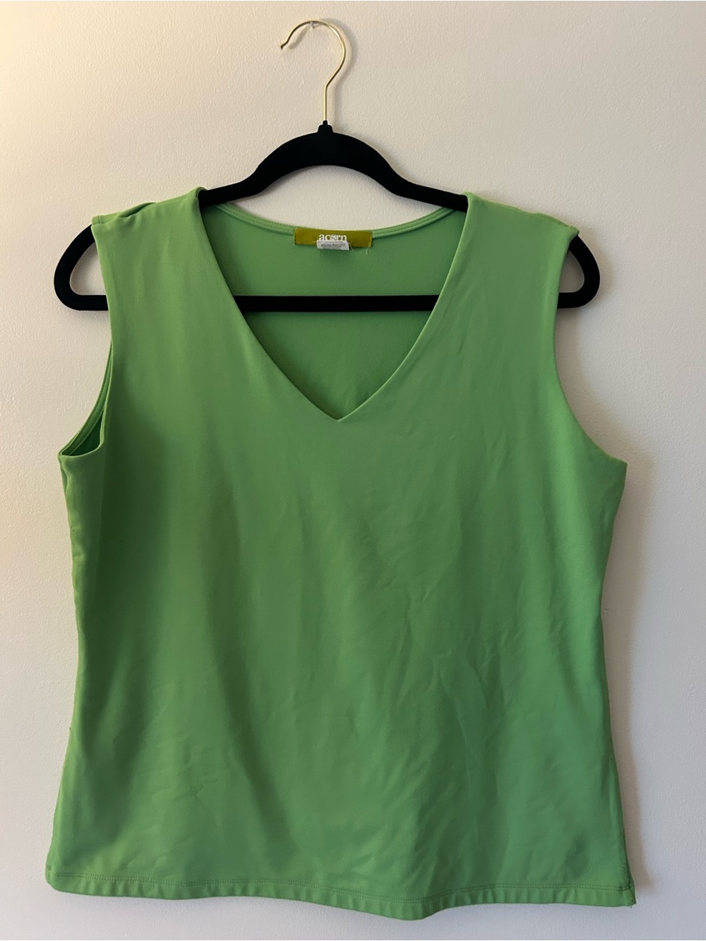 Acorn Sleeveless V-Neck Tank Top - Light Green